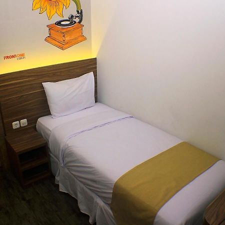 Front One Cabin Malioboro Jogja Джокьякарта Экстерьер фото