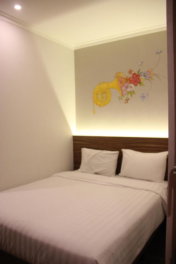 Front One Cabin Malioboro Jogja Джокьякарта Экстерьер фото